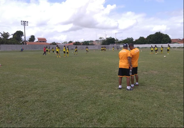 No treino desta quinta-feira (30), o clube apresentou mais um reforço