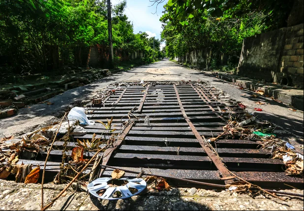 Galeria aberta causa problemas para condutores no bairro Jóquei