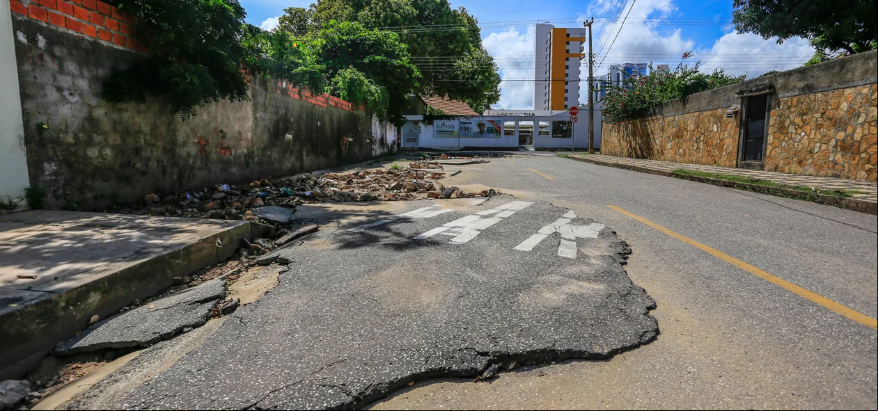 Parte do asfalto levado pela água das chuvas