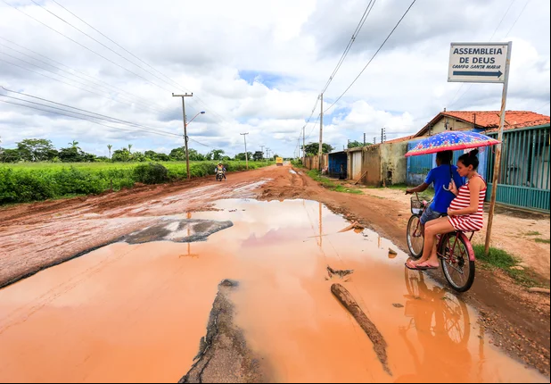 Moradores denunciam abandono de obra na Josué Moura Santos