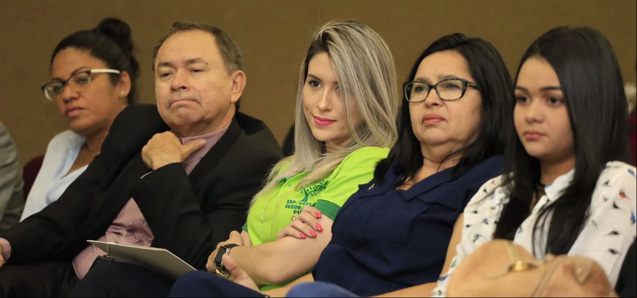 Público participa do plenário