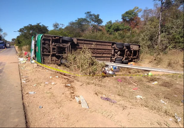 Acidente com ônibus deixa mortos na BR 135 no Sul do Piauí