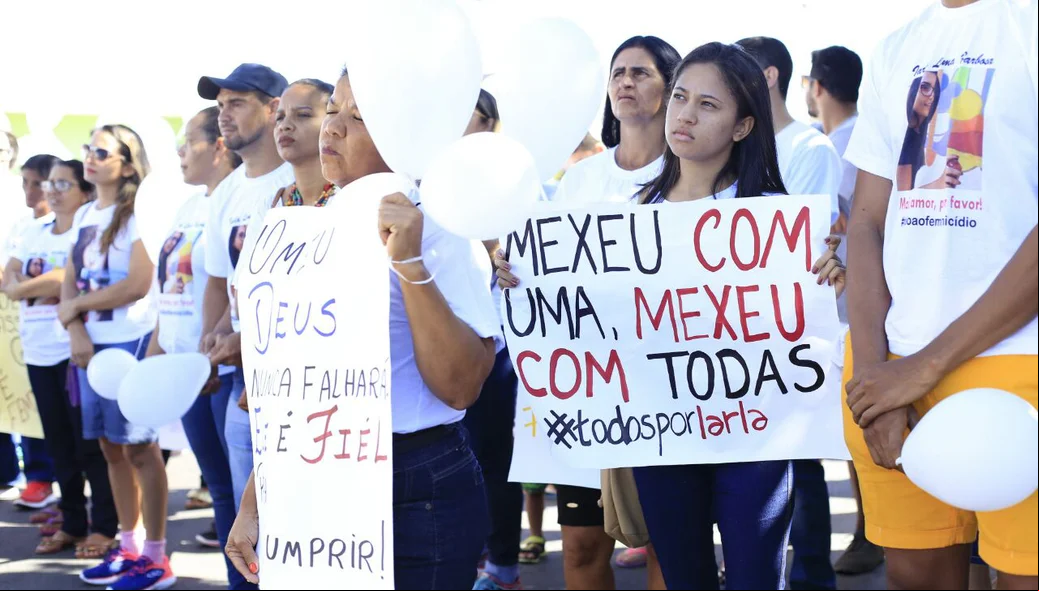 Faixas na caminhada com pedidos de justiça