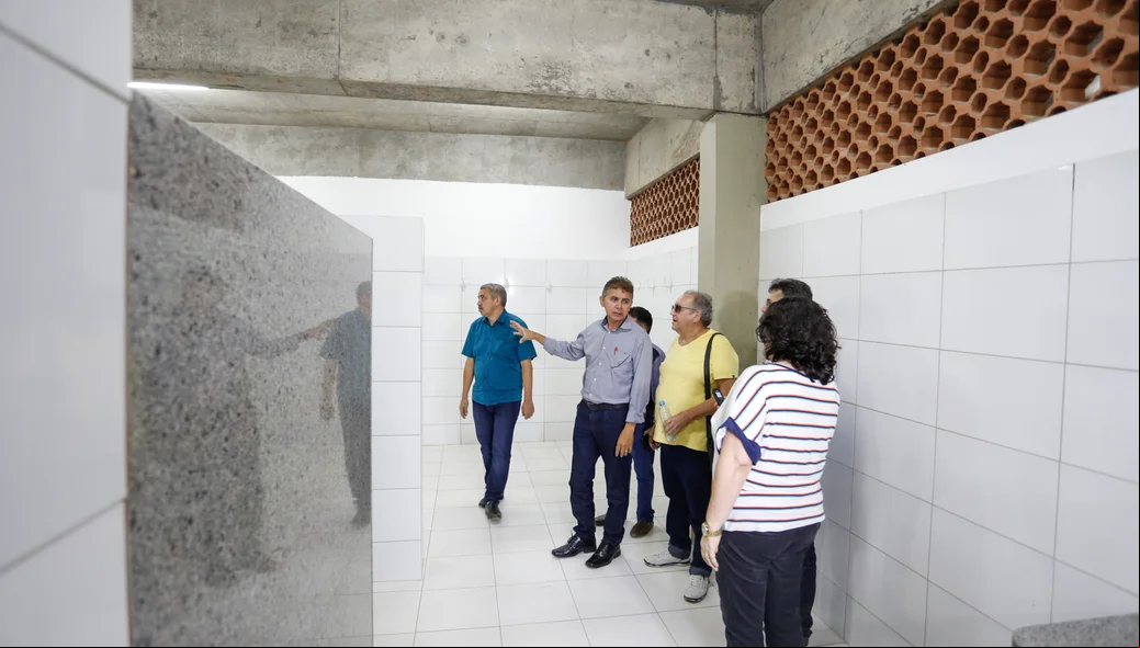 Paulo martins visitando a estrutura do ginásio 