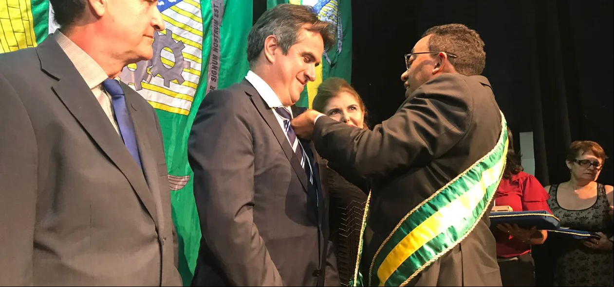 Ciro Nogueira sendo homenageado