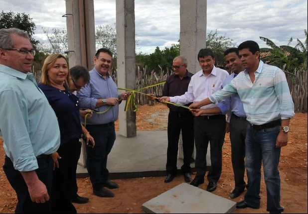 Governador inaugura sistema de abastecimento d’água em Nazaré do Piauí 