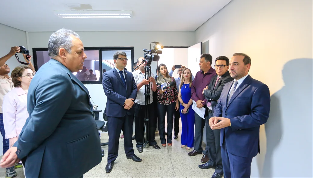 Visita as instalações da sala de audiência de custódia
