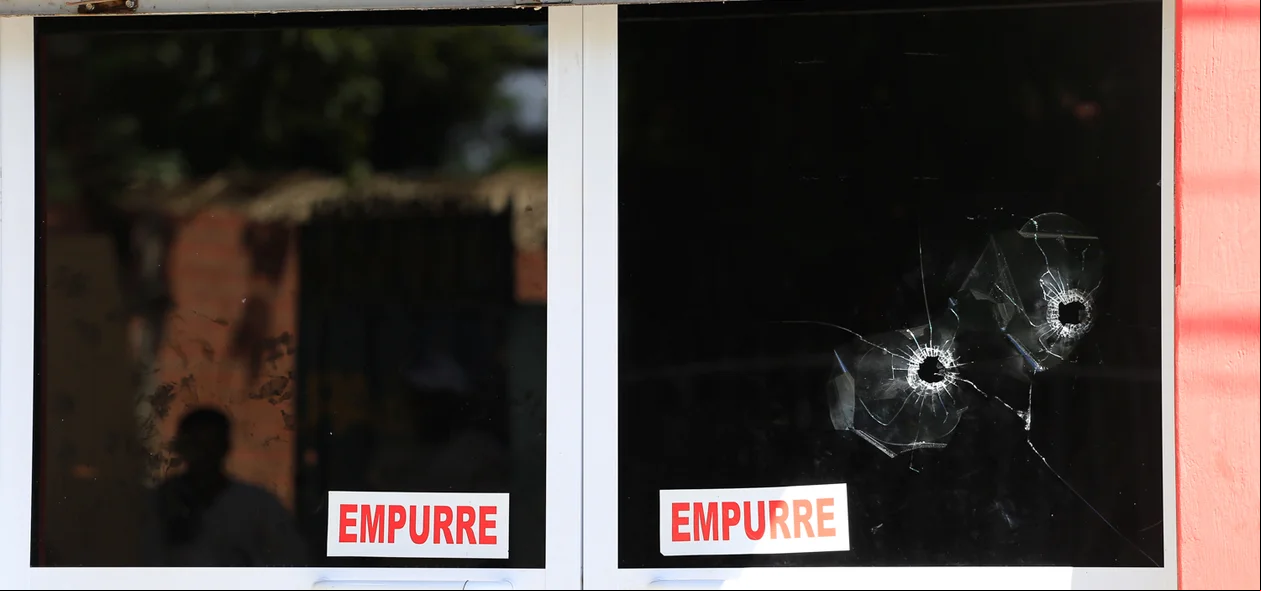 Marcas de tiros na porta do cartório