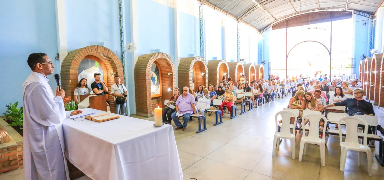 Padre celebrando a missa