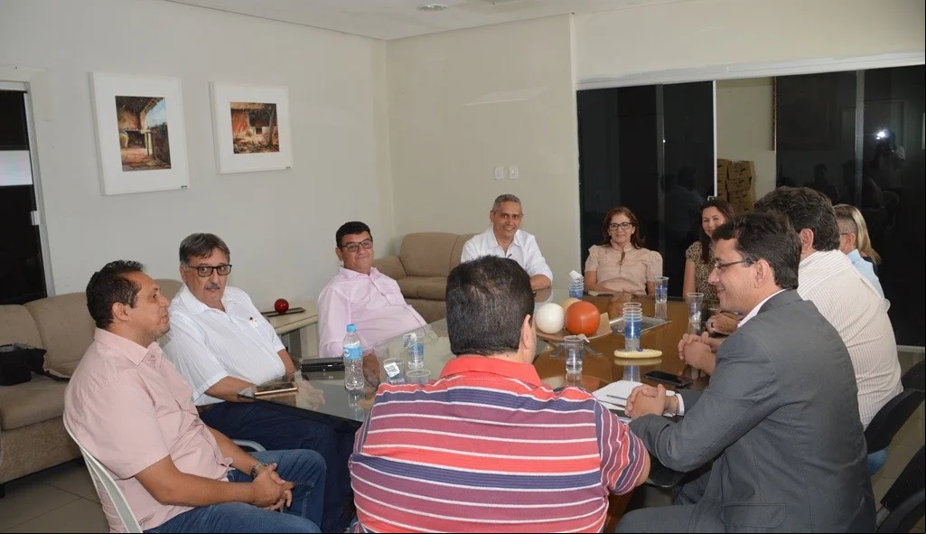 Padre Walmir reúne-se com vereadores da base