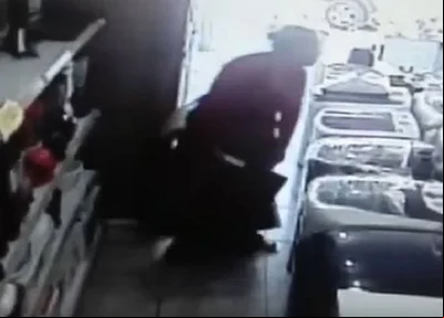 Mulher rouba tv e esconde entre as pernas na Bahia