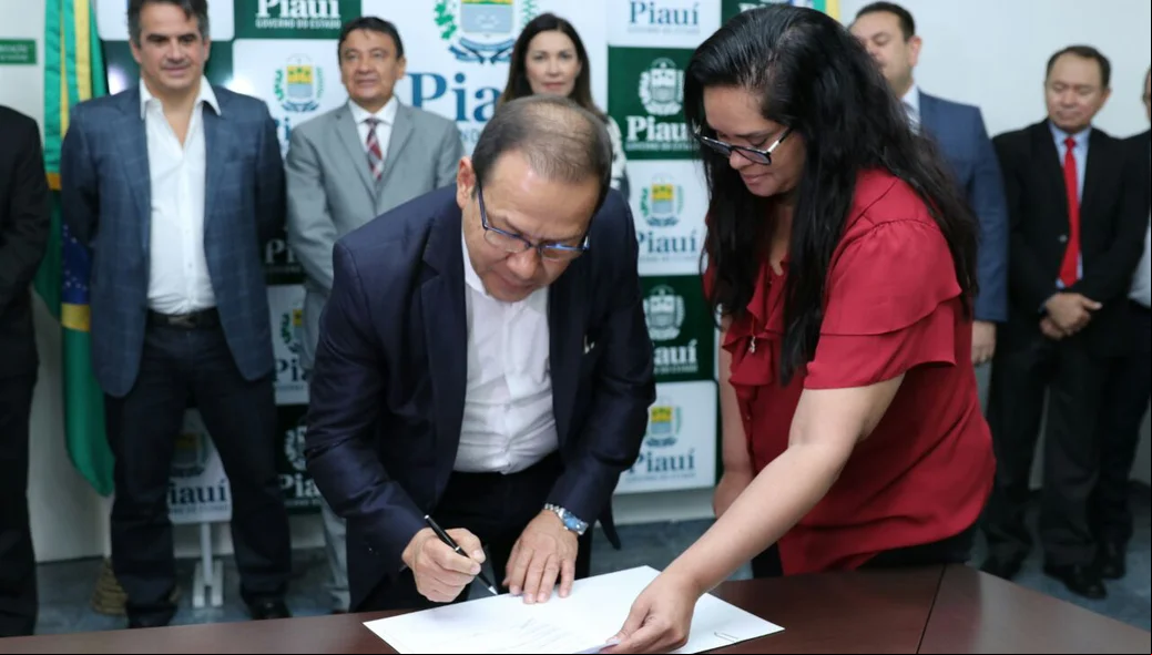 Assinando documentos 