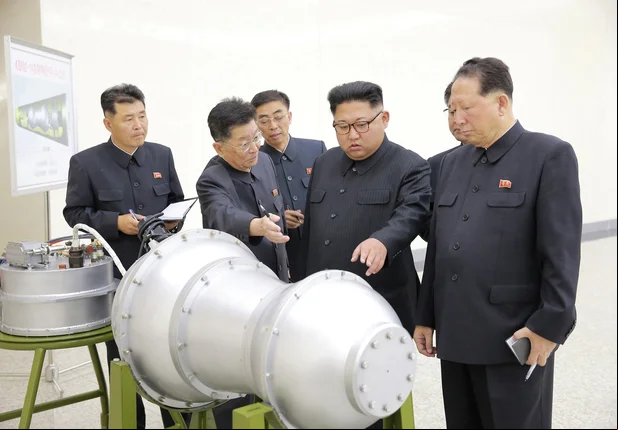 Kim Jong-Un inspeciona suposta bomba de hidrogênio para míssil