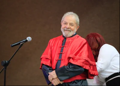 Lula recebe título na Universidade Federal do Piauí