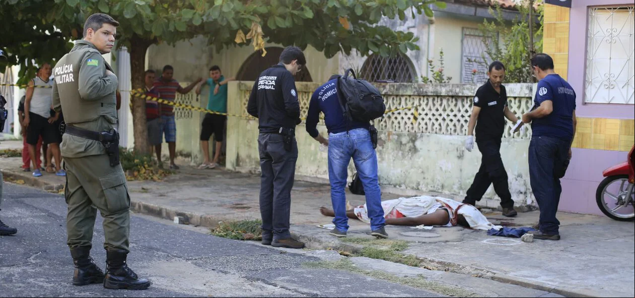 Corpo de Leonardo Raveli Rodrigues Freitas sendo periciado