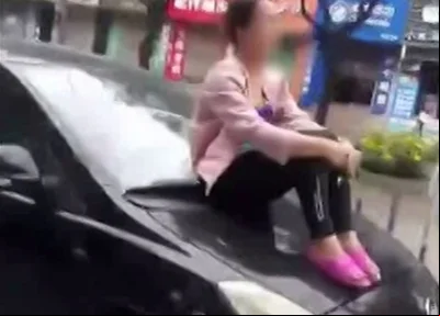Mulher foi levada por alguns quilômetros no capô do carro