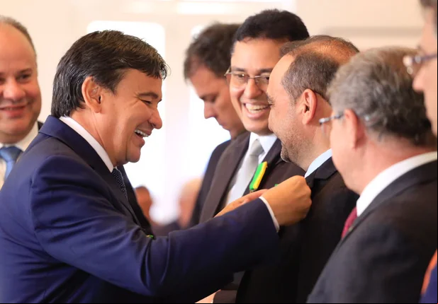 Wellington Dias faz entrega de medalha de Mérito no Trânsito