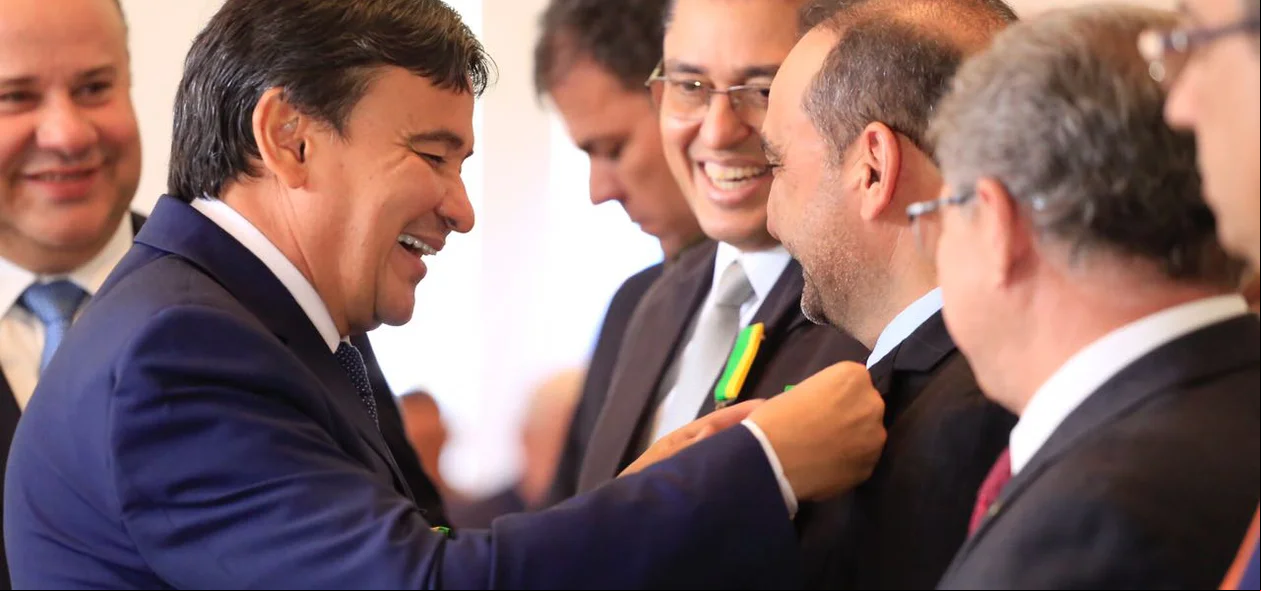 Wellington Dias entrega medalha a Erivan Lopes