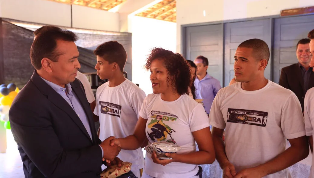 Fábio Abreu com atletas