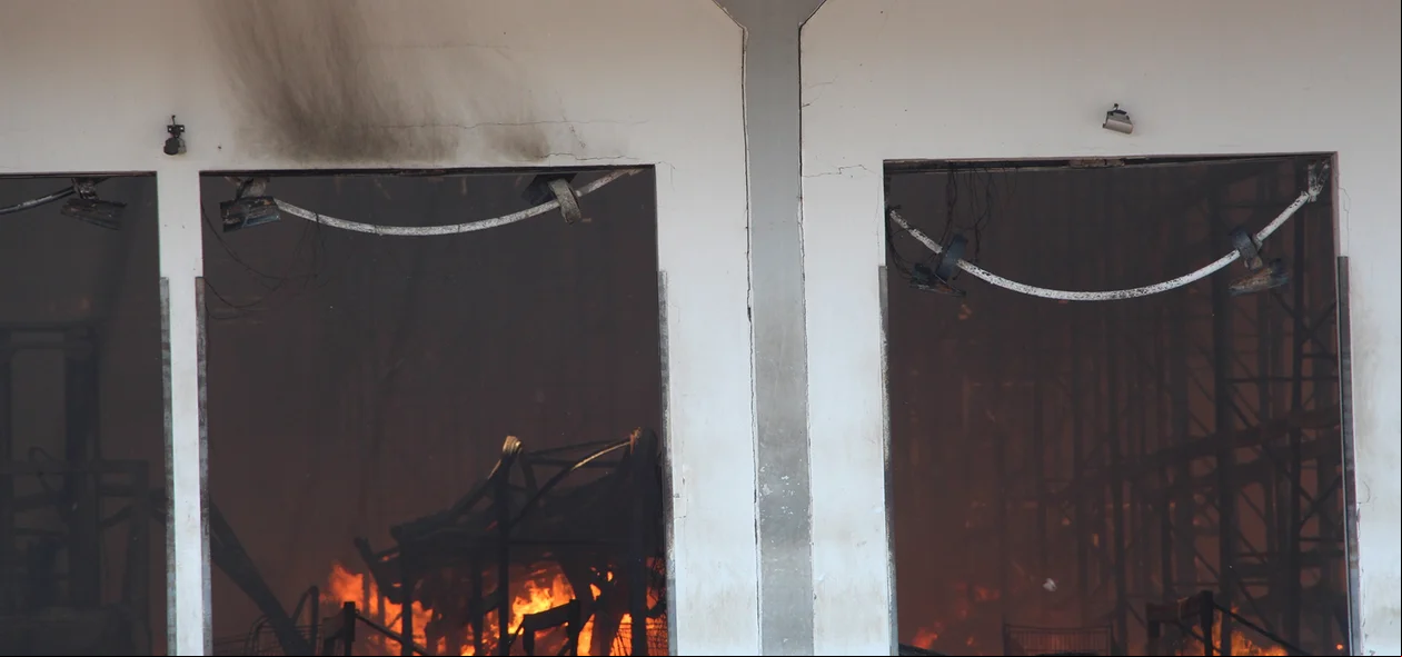 Distribuidora incendiada