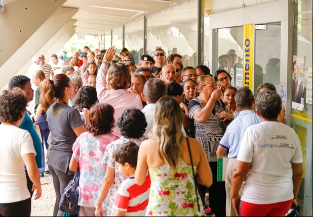 Fila para o recadastramento 