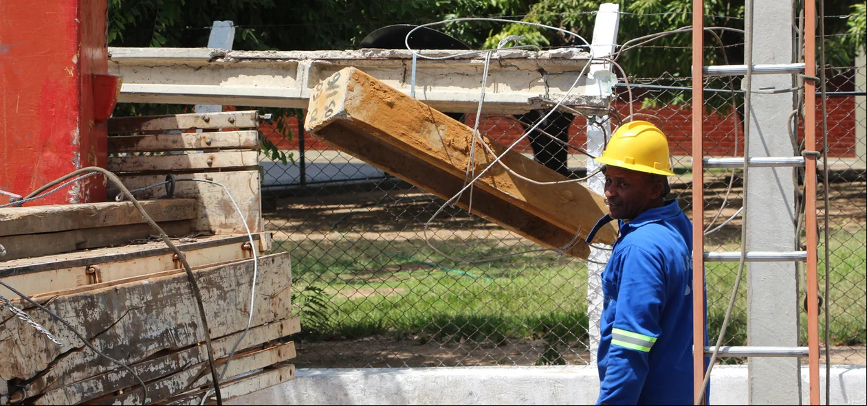 Funcionário removendo poste