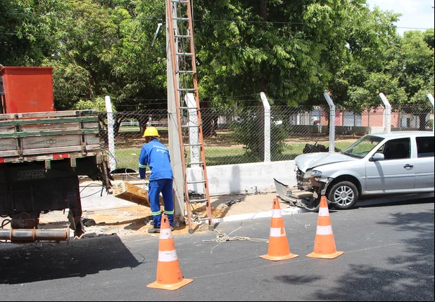 Carro derruba poste na Avenida Principal do Dirceu
