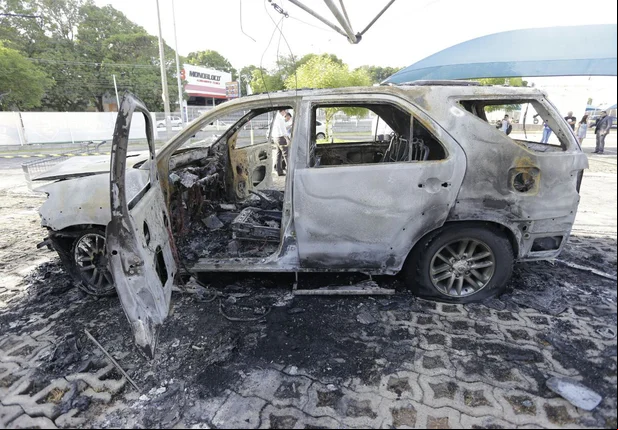 Carro de luxo pega fogo no estacionamento do Híper Bompreço 