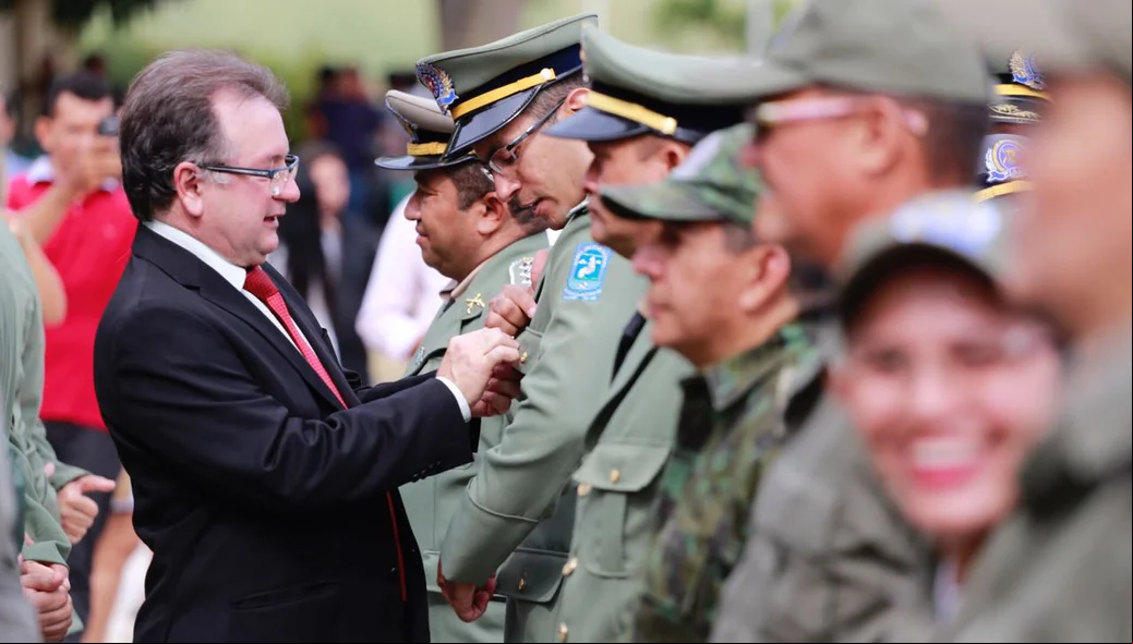Polícia Militar e homenageada no Dia da Bandeira