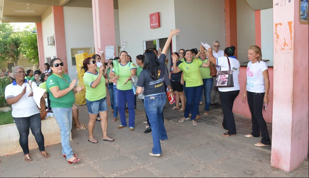 Manifestantes gritam palavras de ordem
