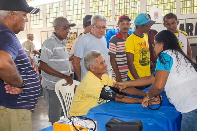 Moradores aferindo a pressão
