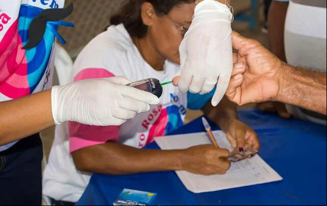 Moradores fazendo exames 