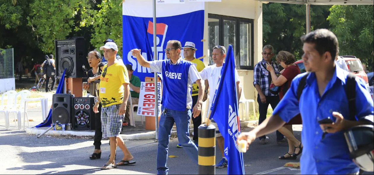 Trabalhadores paralisam atividades e serviços na UFPI