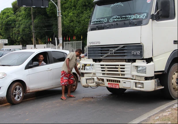Colisão entre caminhões deixa o trânsito lento na João XXIII