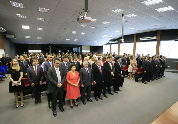 Autoridades recebem homenagem do TRT