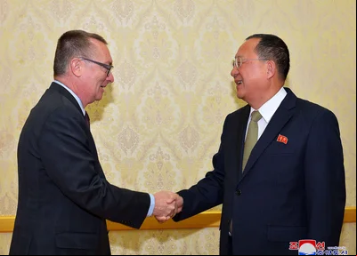 Ministro das Relações Exteriores da Coreia do Norte, Ri Yong-Ho, cumprimenta o representante da ONU, Jeffr