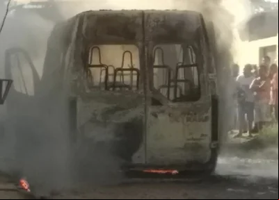 Van pega fogo na zona leste de Teresina
