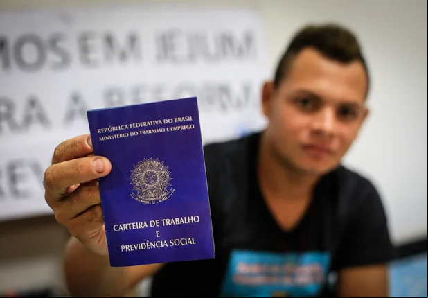 Leonardo mostrando a carteira de trabalho 