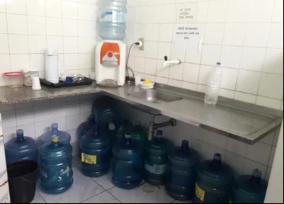Galões secos, demonstrando a falta de água no 11º DP de Teresina 