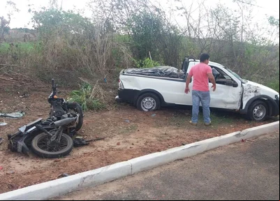 Fiat Strada e Motocicleta envolvidos em acidente na BR-316
