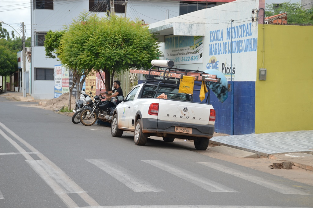 Carro da Eletrobras parado em frente a Secretaria de Saúde