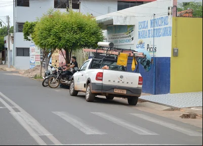 Carro da Eletrobras parado em frente a Secretaria de Saúde
