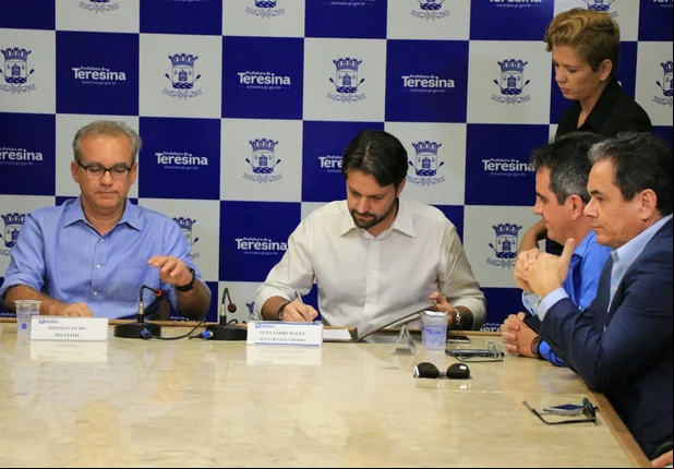 Prefeito Firmino se reúne com ministro para liberar recursos 