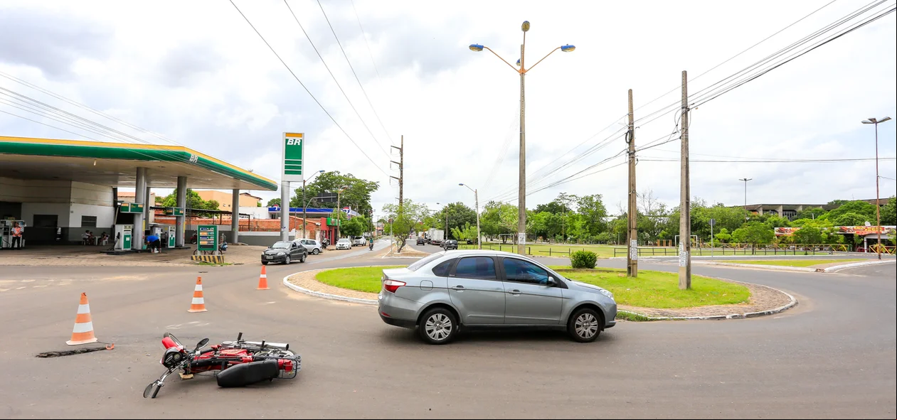 Acidente envolvendo carro e moto