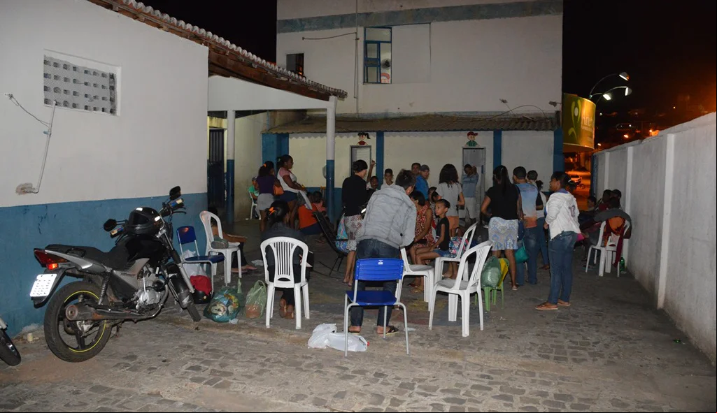 Moradores esperam mais de 40 horas para matricular filhos em escola pública