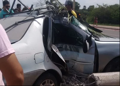 Carro colide com poste na zona norte de Teresina 