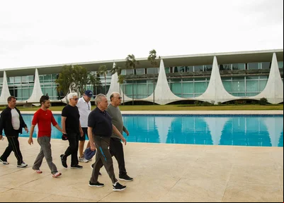Presidente Temer caminha com Ministros 