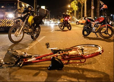 colisão entre moto e bicicleta