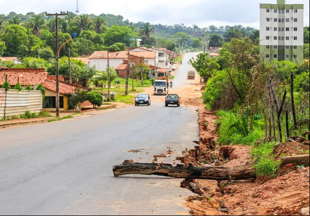 Acostamento da avenida Josué de Moura Santos cede com a chuva