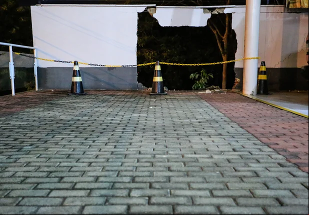 Homem perde controle de carro e atravessa muro do Show AutoMall